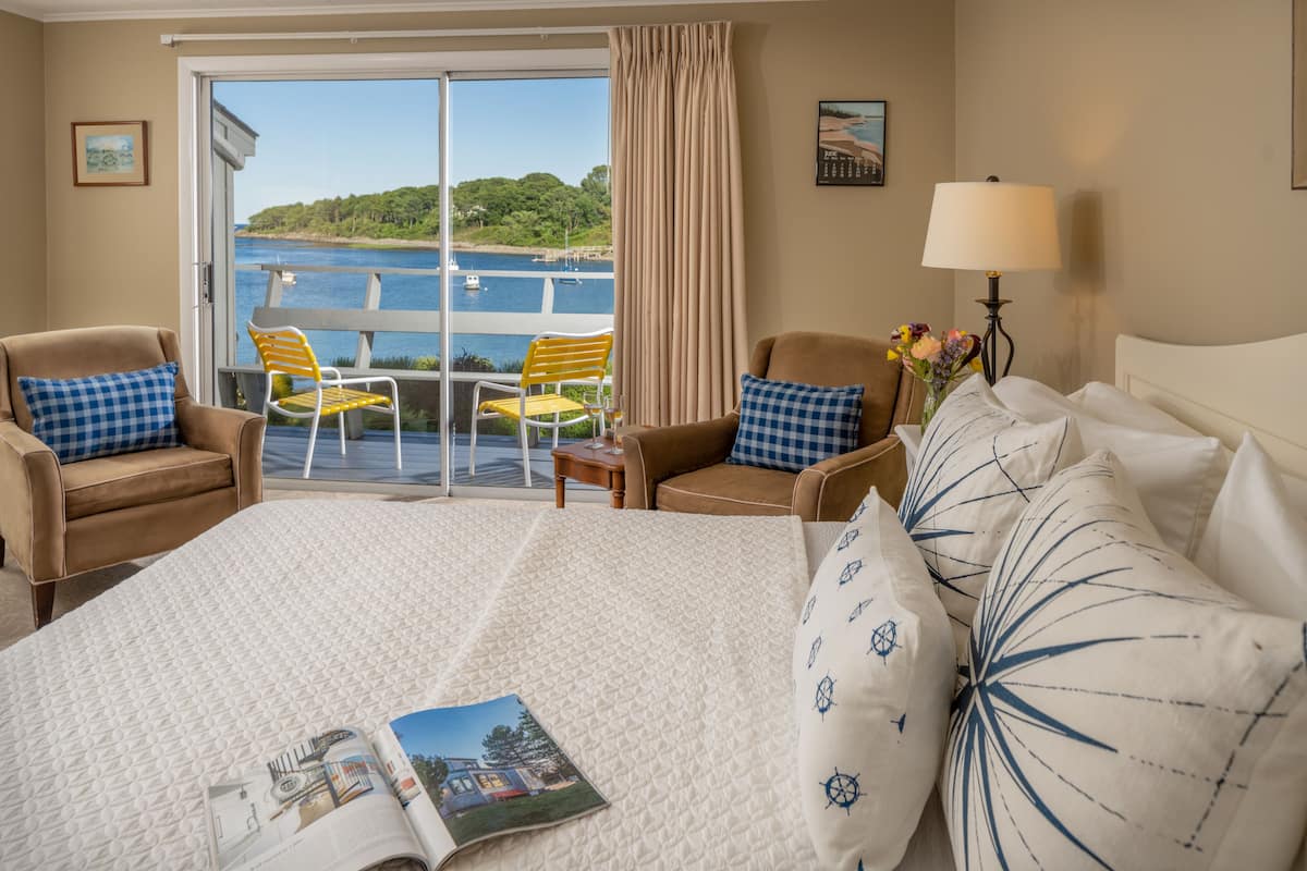 Room, Private Bathroom (Room 120) | In-room safe, blackout drapes, iron/ironing board, free WiFi