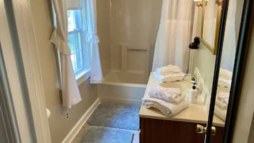 Quadruple Room, Ensuite | Bathroom