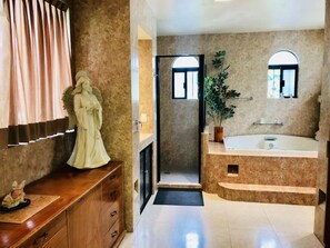 A bathroom with a marble sink, vanity, and a statue. - Dolce Vita Caribe Golf (Playa del Carmen)