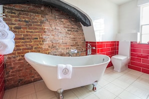 Habitación Deluxe doble, 1 cama de matrimonio grande | Baño | Artículos de higiene personal gratuitos, secador de pelo y albornoces