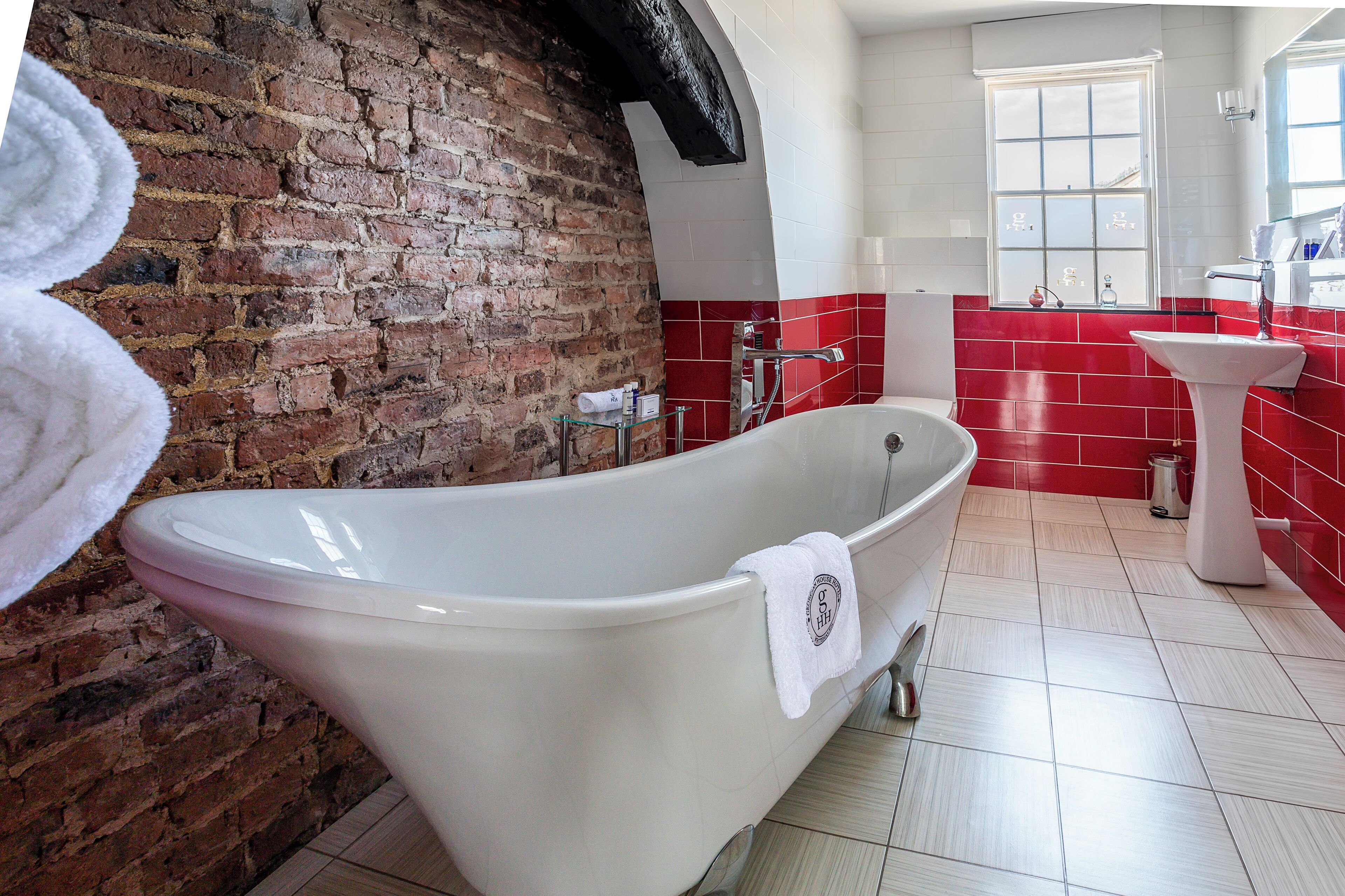 Doppia Deluxe, 1 letto king | Bagno | Set di cortesia gratuito, asciugacapelli, accappatoio, asciugamani