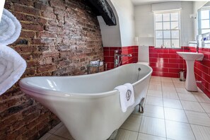 Deluxe Double Room, 1 King Bed | Bathroom