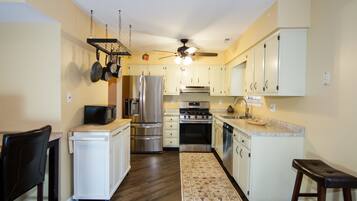 House, 3 Bedrooms (City's Escape Too) | Private kitchen | Fridge, microwave, coffee/tea maker