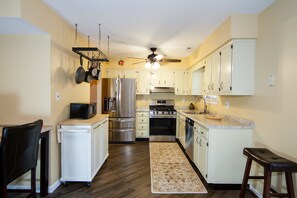 House, 3 Bedrooms (City's Escape Too) | Private kitchen | Fridge, microwave, coffee/tea maker