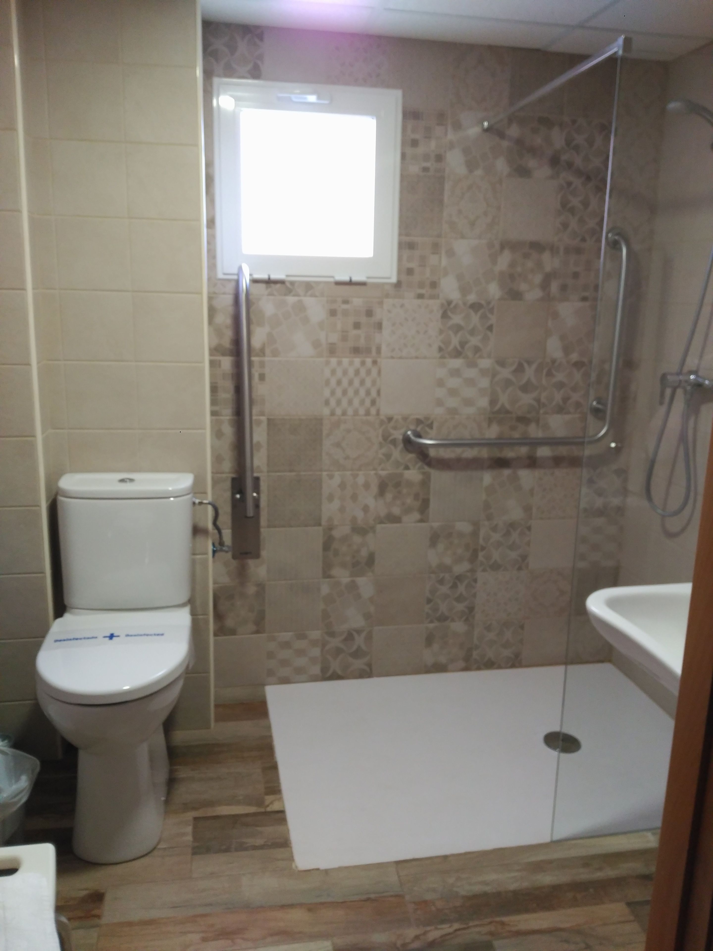 double room | bathroom shower