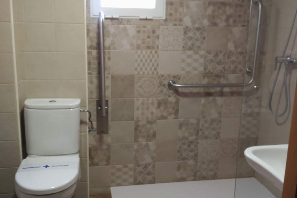 double room | bathroom shower