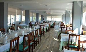 Breakfast, lunch, dinner served; Mediterranean cuisine 