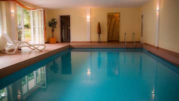 Inomhuspool och solstolar