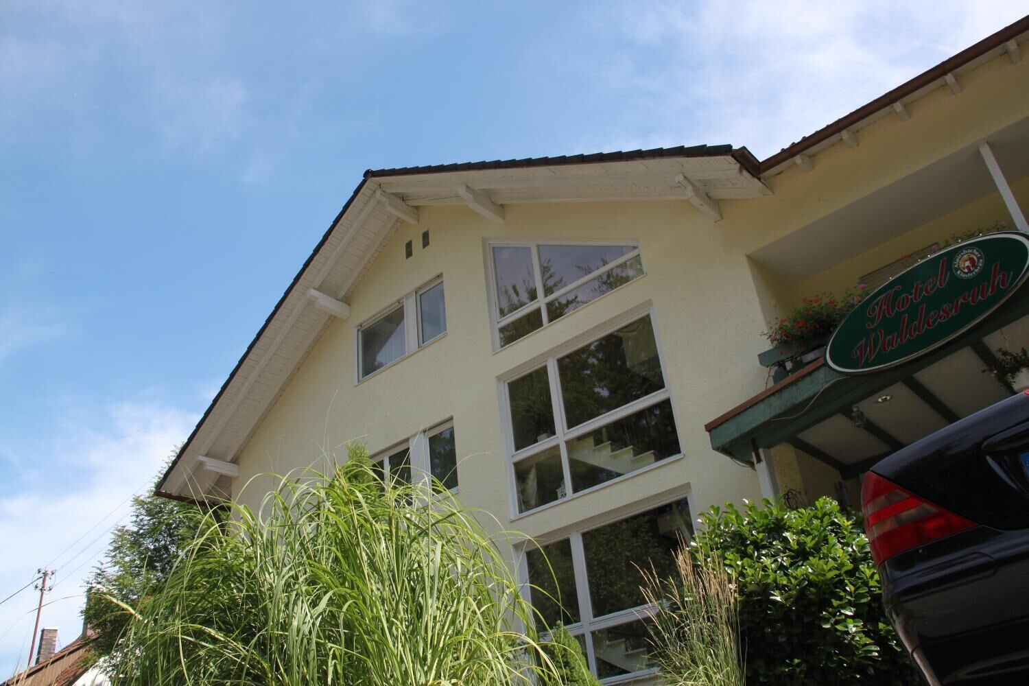 A two-story building with a sign reading "Hotel Wuldesruh."