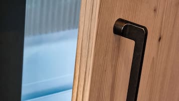 Eine Holztür mit schwarzem Türgriff.