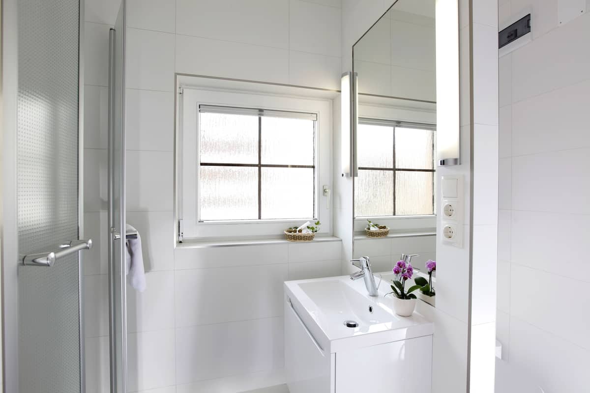 comfort double room, private bathroom | bathroom | shower, free toiletries, towels