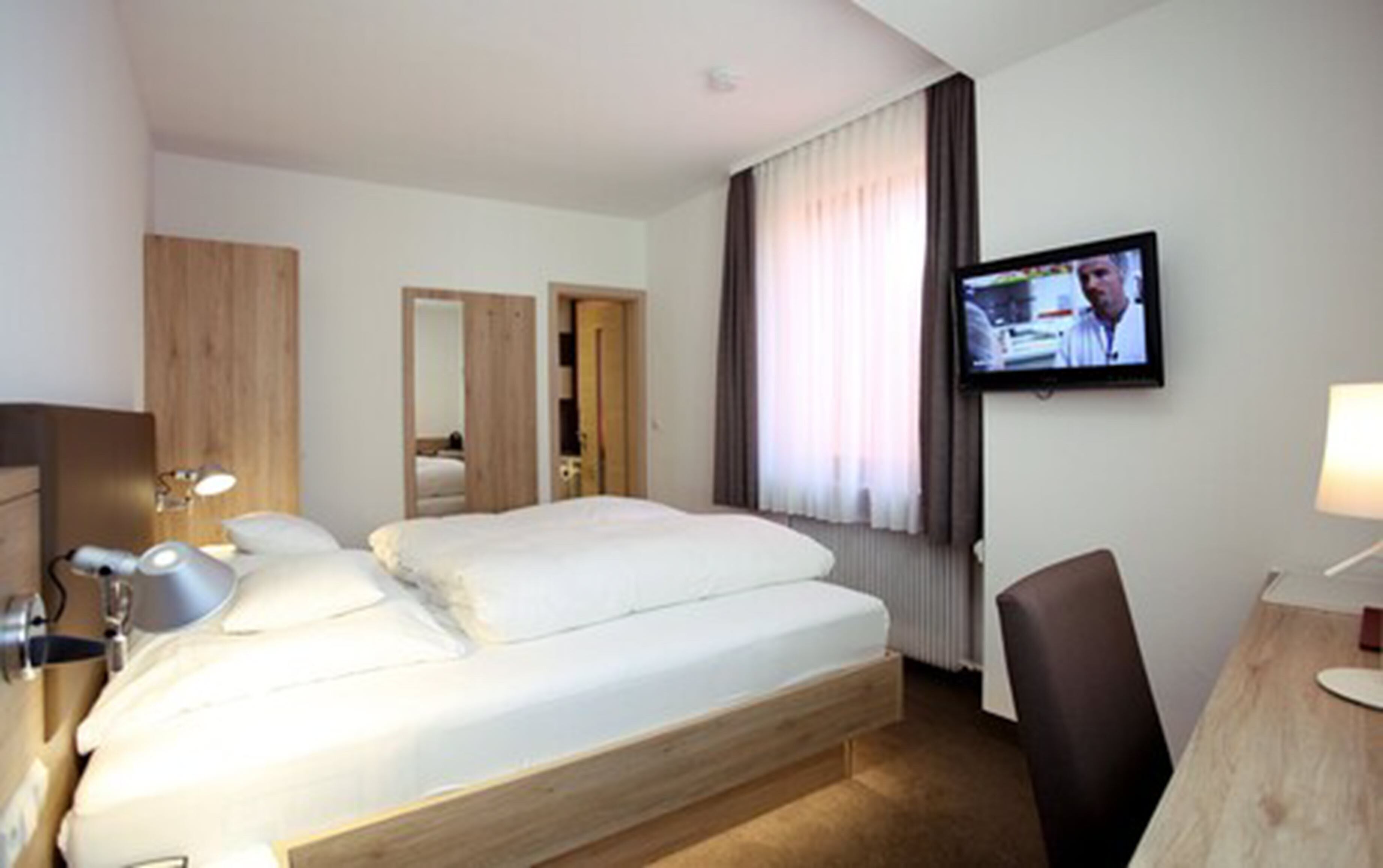 standard double room | 1 bedroom, premium bedding, minibar, desk