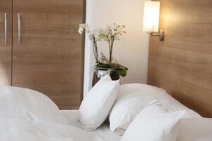 Habitación Confort doble, baño privado | Ropa de cama de alta calidad, minibar, escritorio