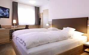 Standard Double Room | Premium bedding, minibar, desk, soundproofing - Hotel Warteck (Freudenstadt)