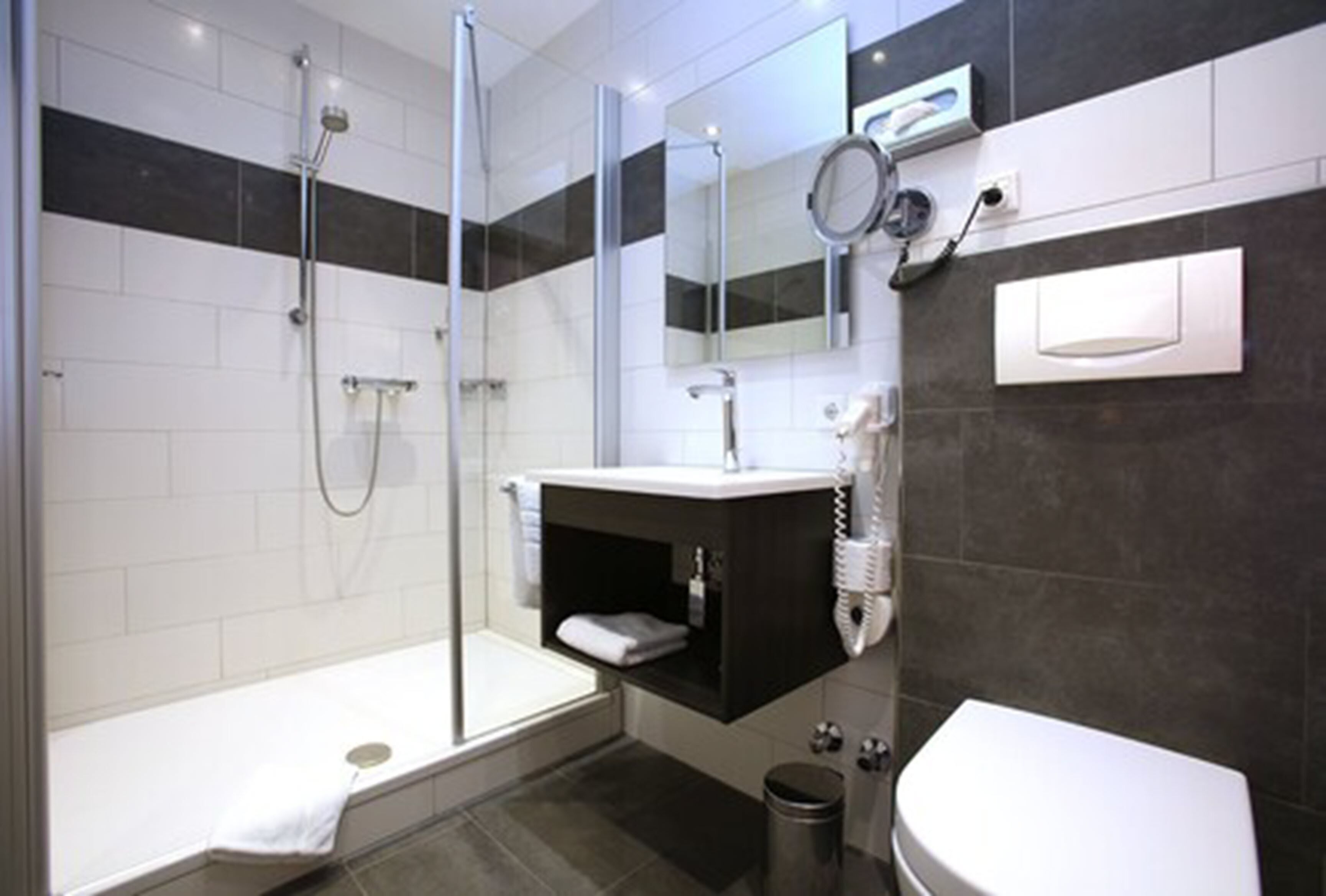 comfort double room, private bathroom | bathroom | shower, free toiletries, towels