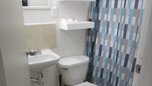 Standard-Apartment, 2 Schlafzimmer | Badezimmer | Dusche, kostenlose Toilettenartikel, Handtücher