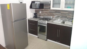 Standard-Apartment, 2 Schlafzimmer | Eigene Küche | Wasserkocher mit Kaffee-/Teezubehör, großer Kühlschrank, Mikrowelle