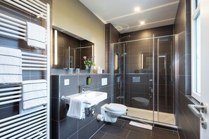 Appartamento | Bagno | Doccia, soffione a pioggia, set di cortesia gratuito, asciugacapelli