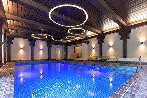 Una piscina cubierta (de 08:00 a 20:00), tumbonas