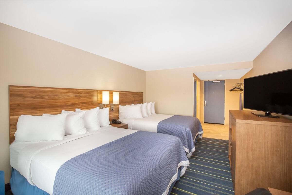 Room, 2 Queen Beds, Mobility Accessible, Non Smoking (Bathtub W/grab Bars)
