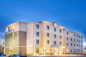 Exterior - Days Inn & Suites by Wyndham Kearney (Kearney)