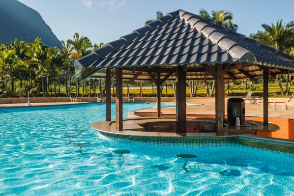 Inomhuspool och utomhuspool