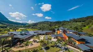 A resort with multiple buildings, a playground, and a view of the surrounding mountains. - Estância Ribeirão Grande (Jaragua do Sul)