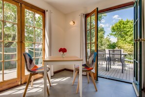 Deluxe House, 3 Bedrooms | Living area | Flat-screen TV - Rosehaven Cottage (North Hobart)