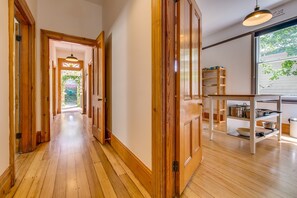 Interior entrance - Rosehaven Cottage (North Hobart)
