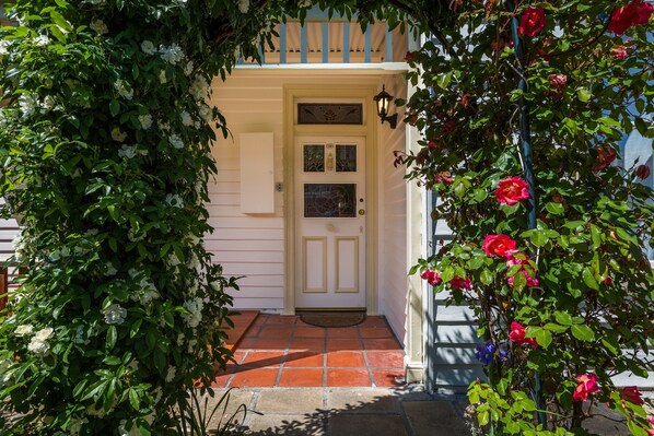 Property entrance - Rosehaven Cottage (North Hobart)