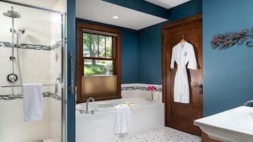 Room, Private Bathroom, (THE MENDOTA SUITE) | Salle de bain | Baignoire et douche séparées, baignoire à remous, douche cascade
