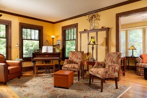 Lobby sitting area - The Buckingham Inn (Madison)