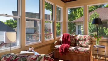 Quarto, banheiro privativo (THE VARSITY SUITE) | Sacada