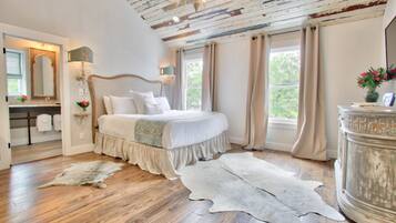 Room, Private Bathroom (The Pelican Suite) | Individually decorated, individually furnished, iron/ironing board
