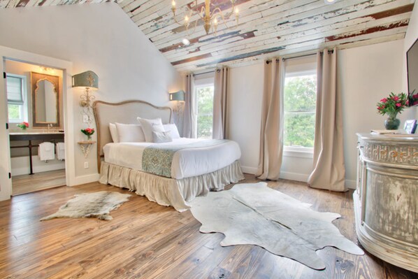 Room, Private Bathroom (The Pelican Suite) | Individually decorated, individually furnished, iron/ironing board