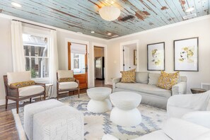 Deluxe Room, Private Bathroom | Living area | Flat-screen TV - The Roost Ocean Springs (Ocean Springs)