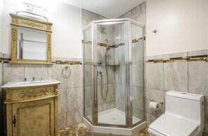 Room, Private Bathroom (Room #4) | Bathroom | Shower, free toiletries, hair dryer, towels