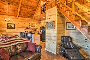 TV, fireplace - 2 Mi to Lake Hamilton! Log Cabin w/ Cozy Loft (Hot Springs)