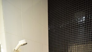 Bungalow | Bathroom shower - Bangrak Resort (Nakhon Sawan)