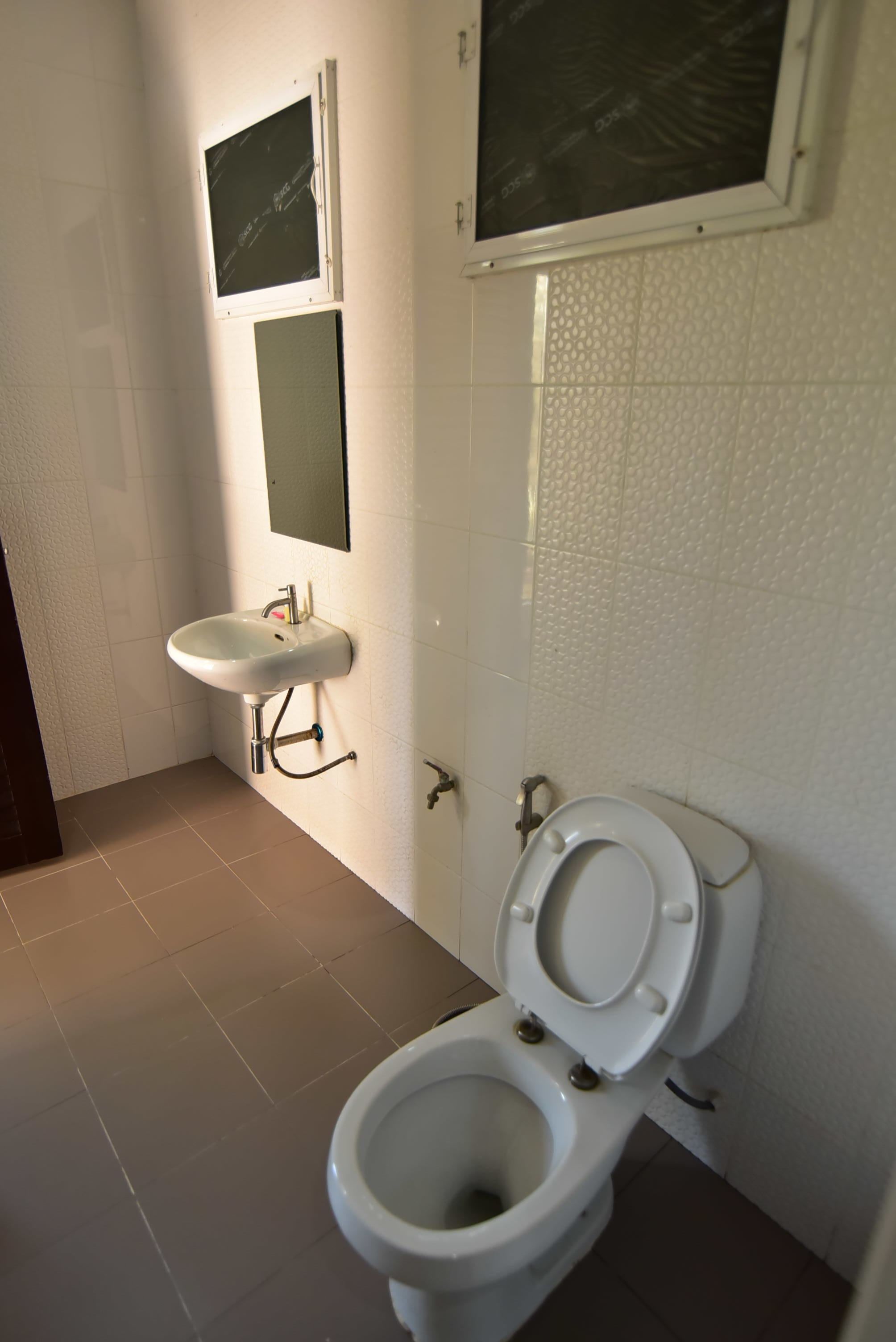 Bungalow | Bathroom | Shower, free toiletries, hair dryer, towels