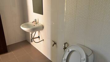 Bungalow | Bathroom | Shower, free toiletries, hair dryer, towels