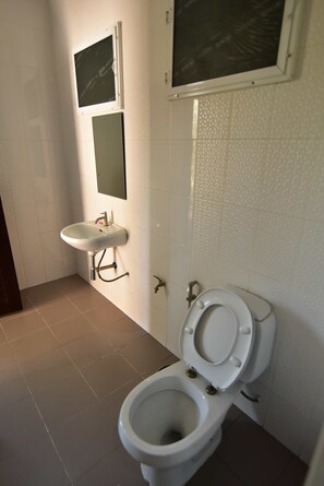 Bungalow | Bathroom | Shower, free toiletries, hair dryer, towels