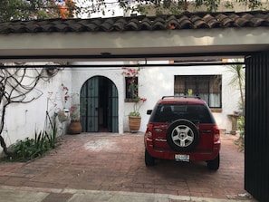 Garage with electric gate and space for 2 cars