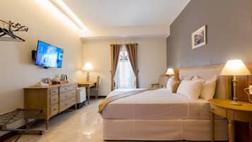 Triple Room | Hypo-allergenic bedding, minibar, in-room safe, desk