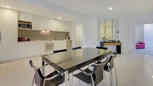 Executive Apartment, 2 Bedrooms, City View | In-room dining - Executive Suite Adelaide CBD (Adelaide)