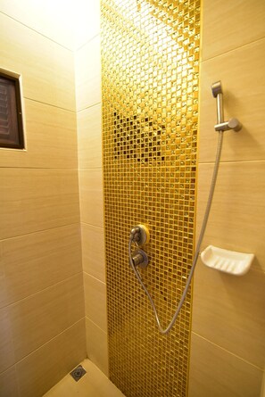 Standard Double Room | Bathroom shower