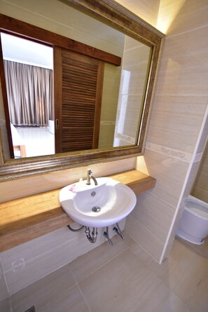 Quarto triplo | Pia do banheiro