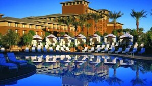A hotel with a pool, sun loungers, and palm trees. - Great Location, Quiet, Beautiful and Comfortable Scottsdale Retreat (Scottsdale)
