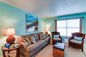 TV, DVD player - Destin Townhome w/ Balcony - Walk to the Beach! (Destin)