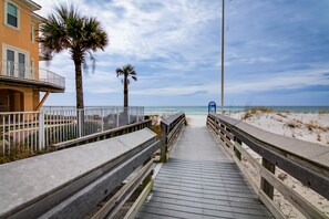 Property grounds - Destin Townhome w/ Balcony - Walk to the Beach! (Destin)